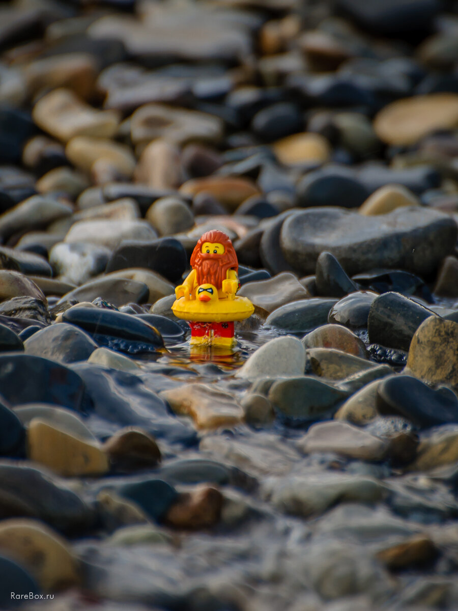 Бородач мочит ножки в море. Теперь у нас такой обычай. Фотография авторская.