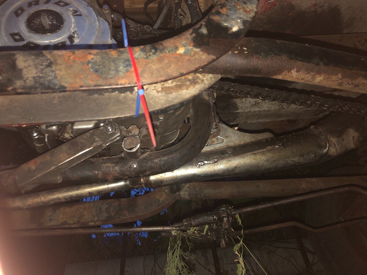 Трубка с парой пластин в роли крепления мотора 