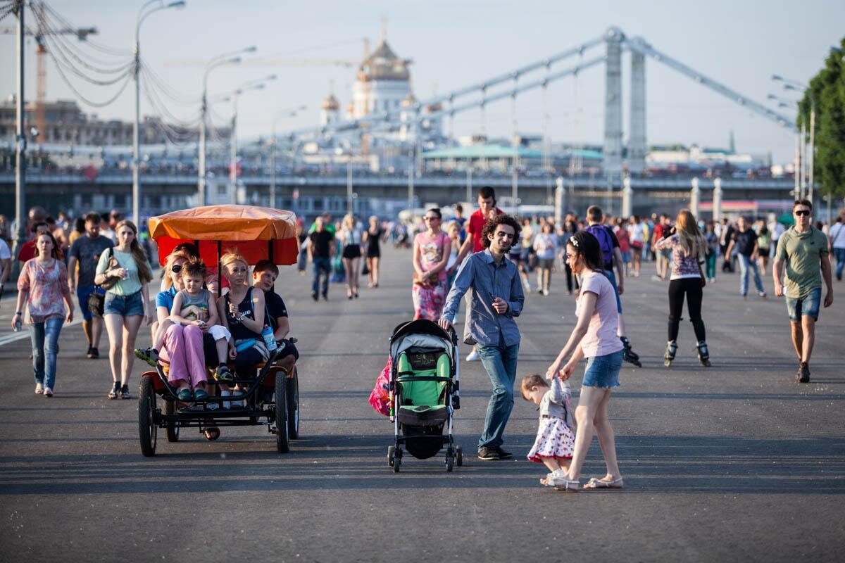 люди в парке летом