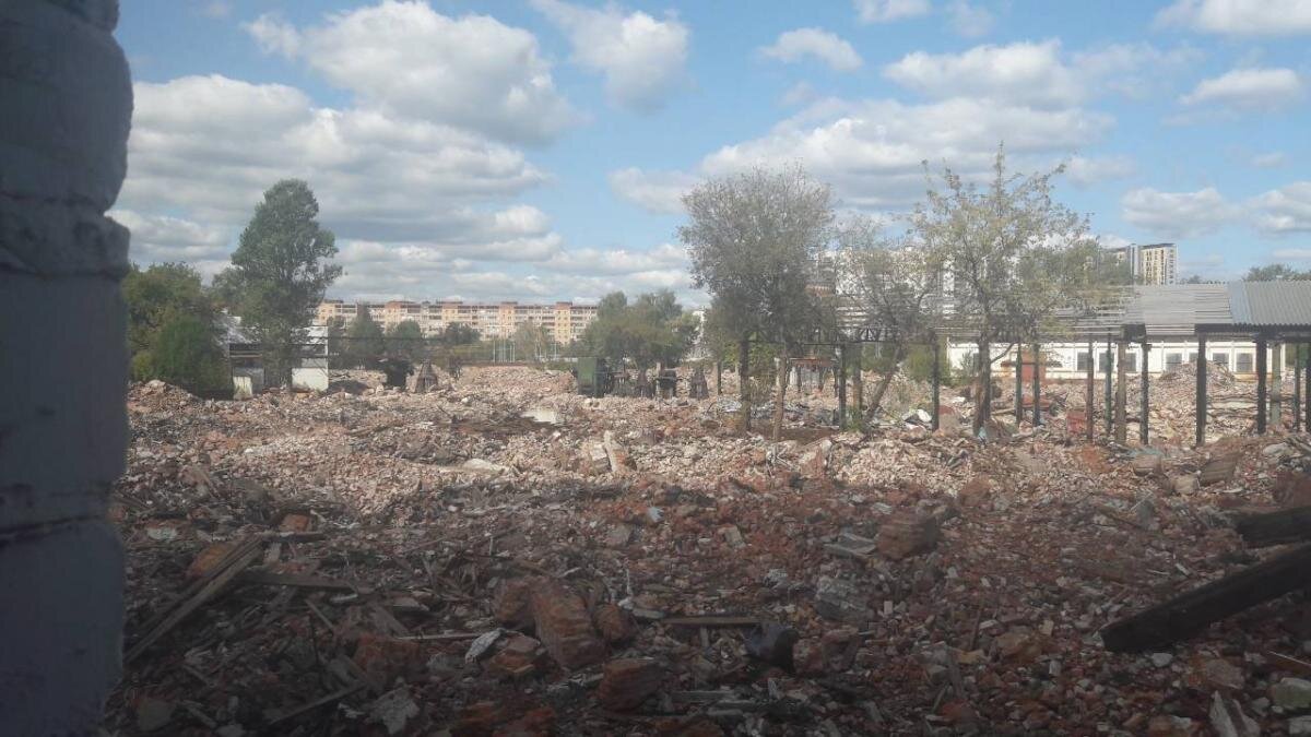 Тема сносом. Демонтаж продолжается. Тема сносом. Разрушенные многоэтажные дома. Снесли здание на тульской.