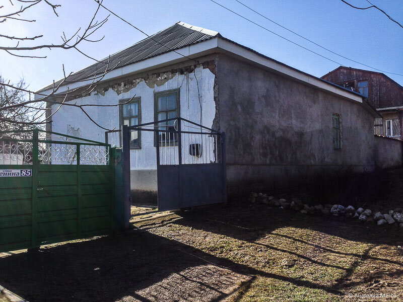 На фото:  дом в Старом Крыму за 2,5 млн.руб. Дом крепкий, новая крыша, есть колодец, отопление печное. Площадь дома 120 кв.м, участок 10 соток. Недалеко от центра. Внутри начат ремонт, но не завершен. Как минимум потребуется еще полмиллиона рублей, не считая газификации.