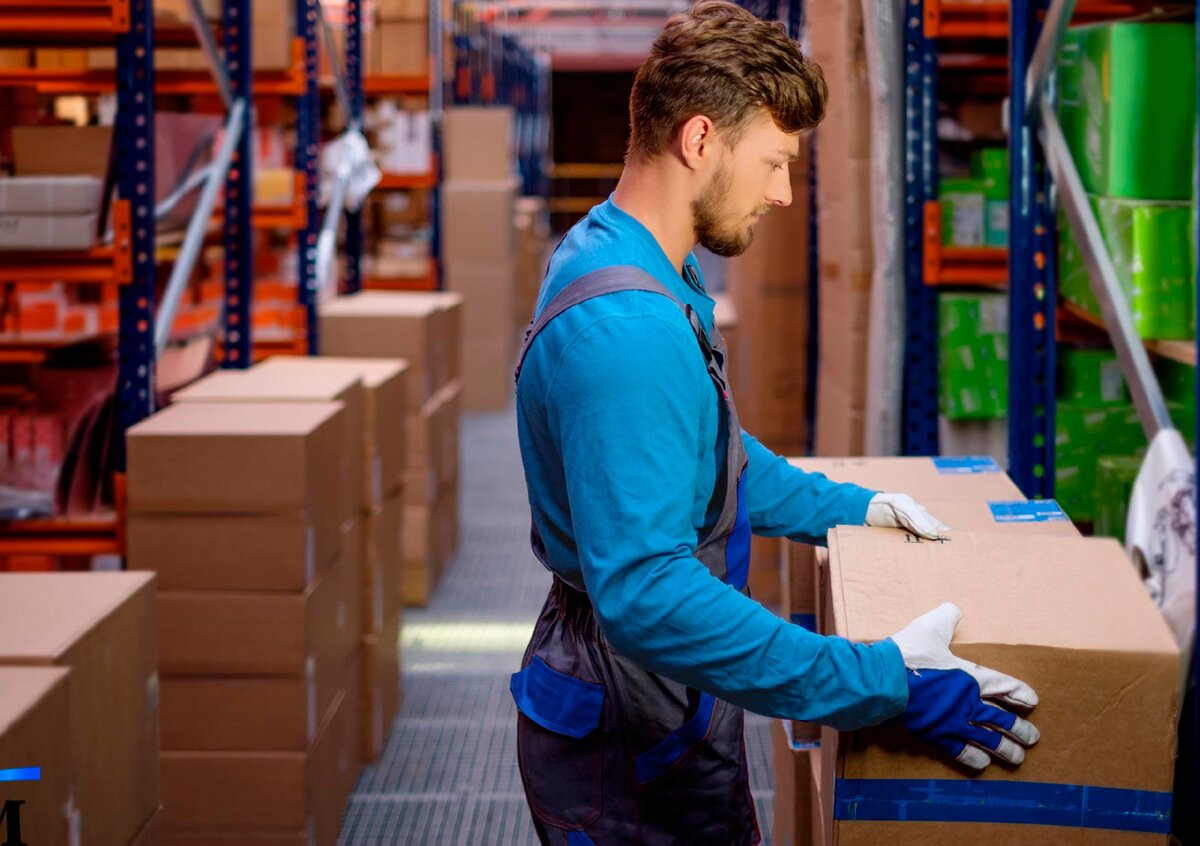 Грузчик на склад. Комплектовщик ржд. Что такое пикинг на складе. Рабочий склада. Комплектовщик на склад.