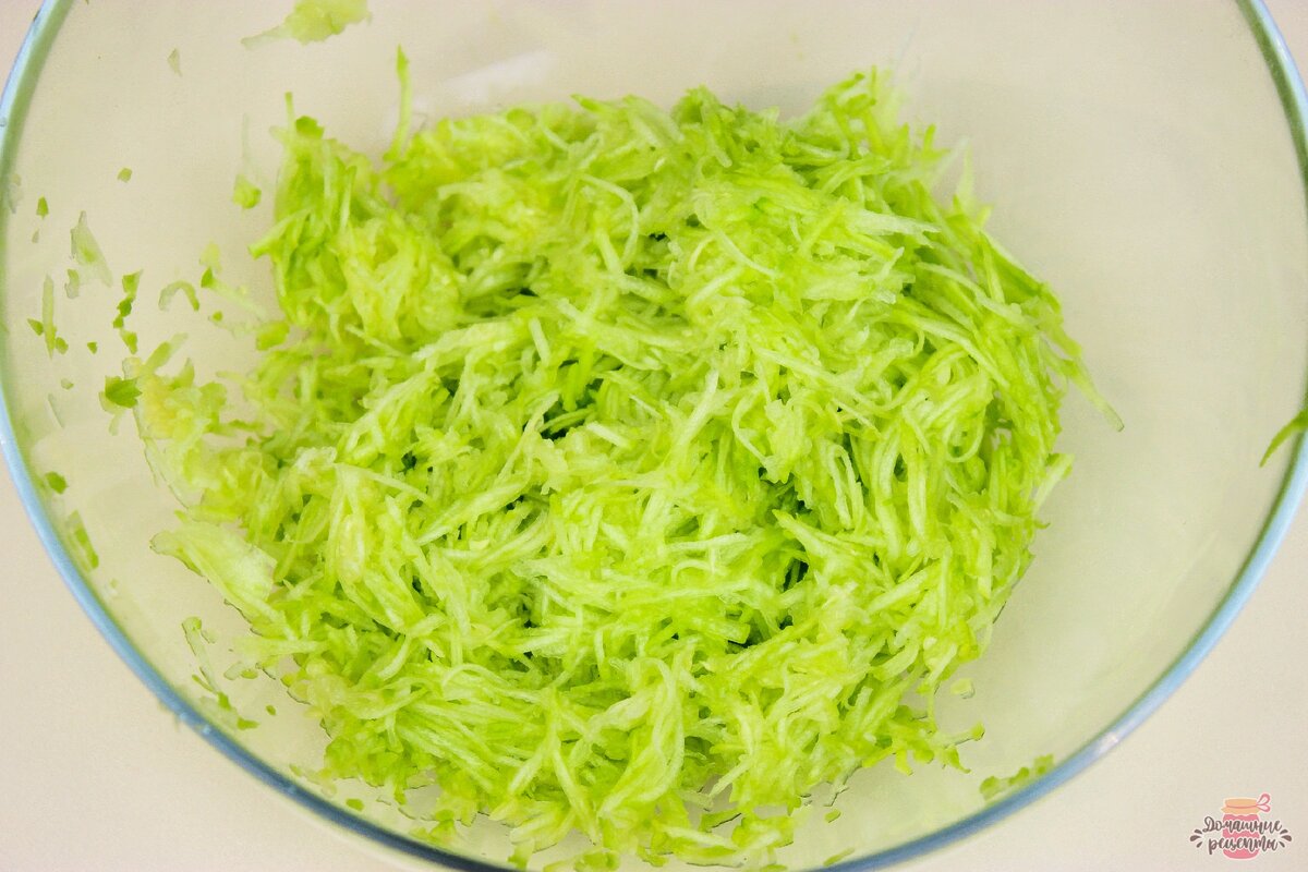 Кабачки очистить, удалить семена, натереть на средней терке.