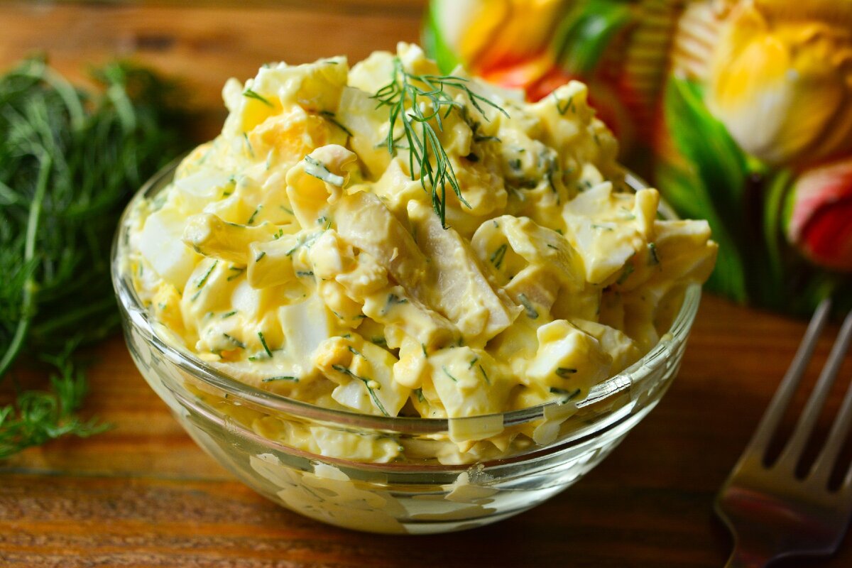 Простой вкусный салат с плавленным сыром. Очень вкусный салат из кальмаров с плавленым сыром. Салат с кальмаром и плавленными сырками.