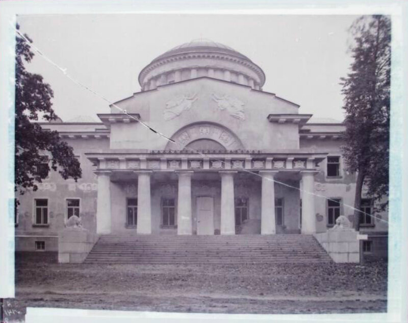 Дача И. И. Воронцова-Дашкова в Шуваловском парке. Автор Иван Николаевич Александров. 1915 год. Источник https://goskatalog.ru/portal/#/collections?id=14207265