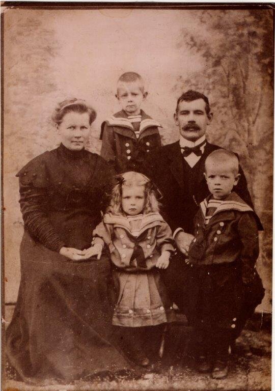 Катри (урожденная Авониус) и Йохан Альфред Гран и их дети: Аулис, Паула и Лео. Фото: Marja-Leena Ruudun kokoelma / naistenaani.fi 