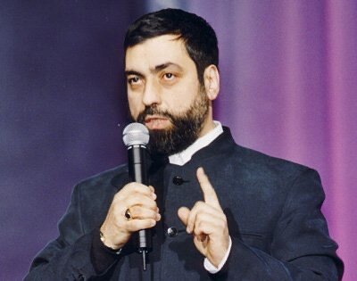 Помимо древних пророков, в наши дни также живут многочисленные предсказатели будущего. В числе одних из самых известных можно назвать астролога Павла Глобу. Можно ли относиться к предсказаниям астрологов серьезно, это решает каждый сам для себя, но очевидно, что некоторые из его пророчеств сбылись.

Так он предсказал развал СССР, отставку Бориса Ельцина, президентство Путина, а также террористические атаки на США в 2001 году.

Вообще, астрология - довольно противоречивая наука. Можно говорить смело, что все прогнозы астрологов - это либо просчитанная математически последовательность событий, либо люди, очень сильно верящие в это, сами программируют свою жизнь на сбывание прогнозов.

Павел Глоба уже начал во всю предсказывать нам события 2021 года, хотя пережить бы еще 2020 год... Худшего года в моей лично жизни еще не было, и это он еще не закончился. Но я все равно верю в хорошее.

Так вот в 2021 году Россию ждут положительные перемены.

Осуществится целый ряд реформ во всех сферах жизни.
Произойдет смена руководства.
Благосостояние людей улучшится.
Разве не прекрасно? Так давайте же все вместе создадим поток энергии в этом направлении и поспособствуем всему этому своим огромным желанием!

Ведь как говорил один великий человек: "Если звезды зажигаются, значит это кому-нибудь нужно..." Может они все-таки не молчат...