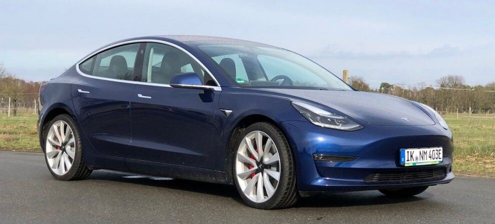 Tesla Model 3 открывается с микрочипом под кожей