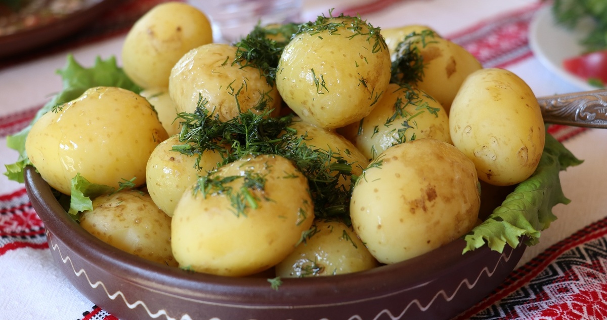 Варёный и запечённый картофель с зеленью