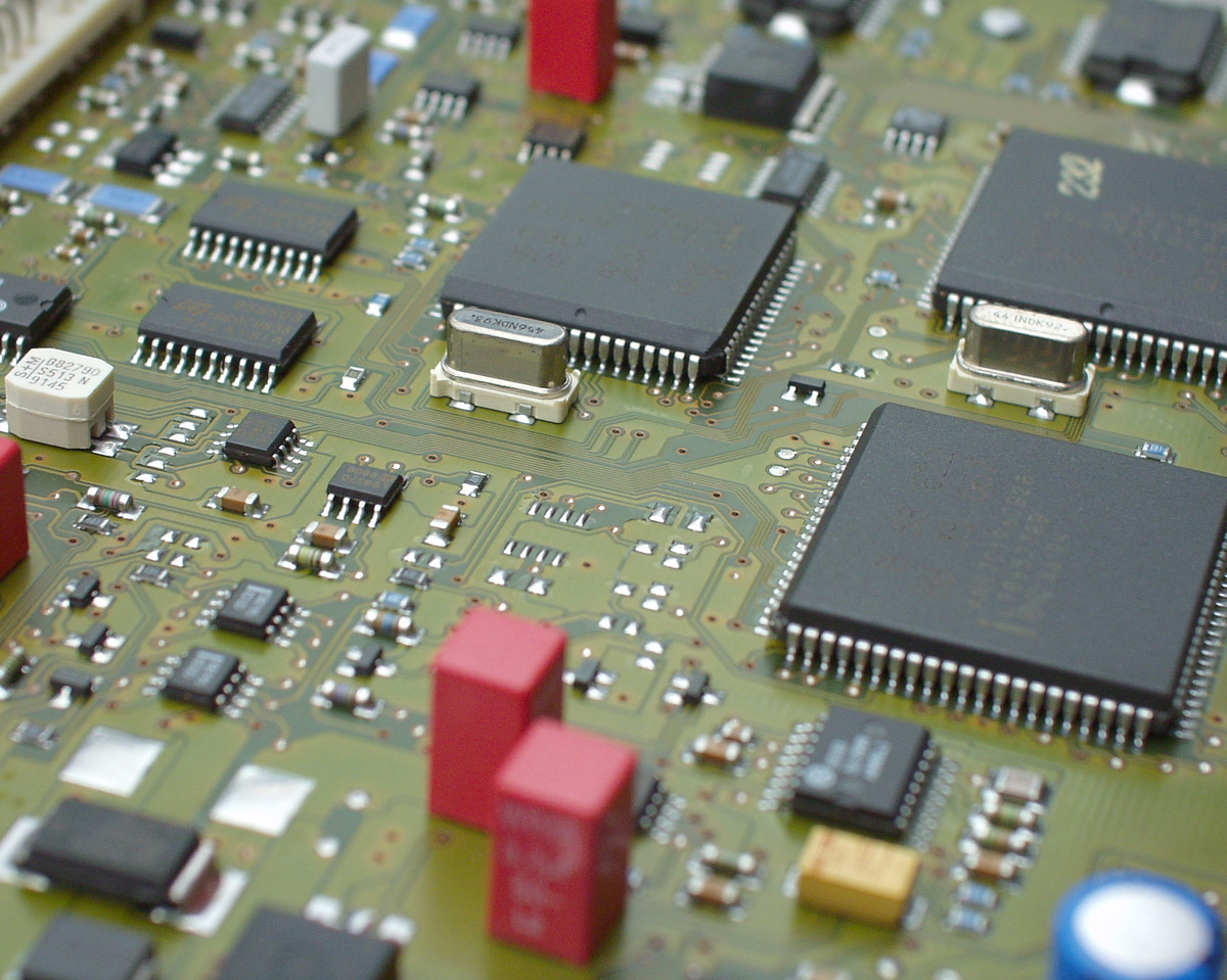 Фрагмент платы блока управления двигателем.