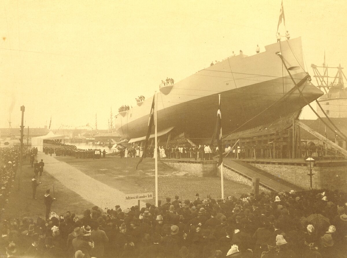  Крейсер VALKYRIEN спущен на воду 8 сентября 1888 года. Справа на снимке - мачтовый кран Холмена.  