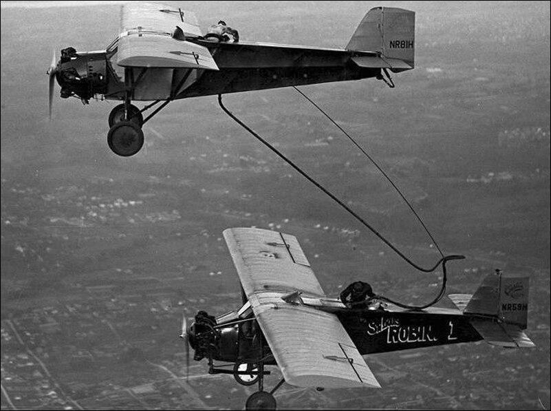   Заправку провели с крыла на крыло между двумя самолетами Airco DH.4 USAF (американские военно-воздушные силы)

  В 1935 году братья Fred и Al Key на самолете Curtiss Robin установили рекорд беспосадочного полета: 653 часа и 34 минуты (более 27 суток). 
  Пищу летчикам спускали на веревке. Техническое обслуживание двигателя осуществлялось тоже прямо на лету