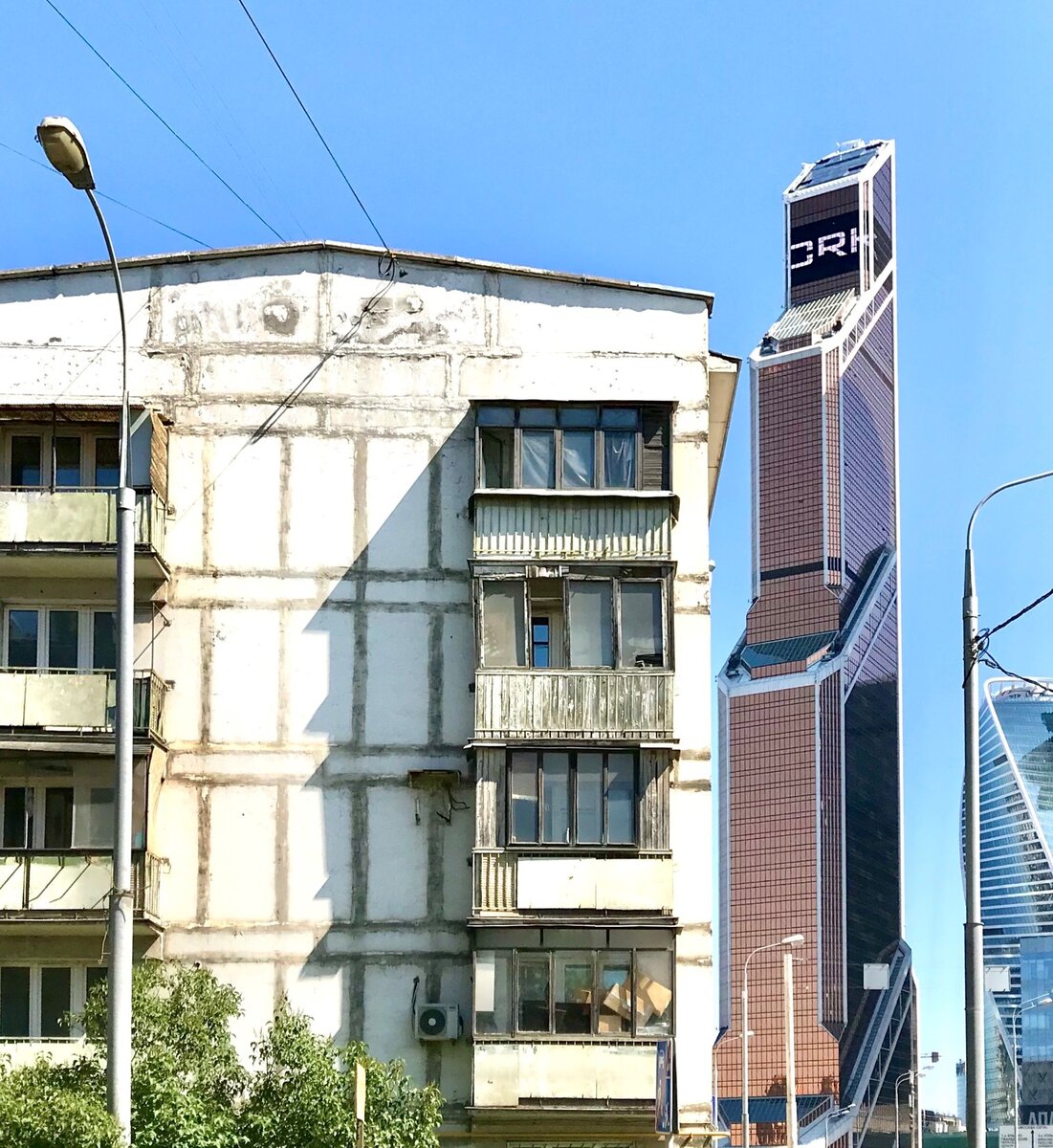 Жители этой пятиэтажки переезжают из Москва-Сити на Мукомольный проезд.
Фото: moscitylife.ru