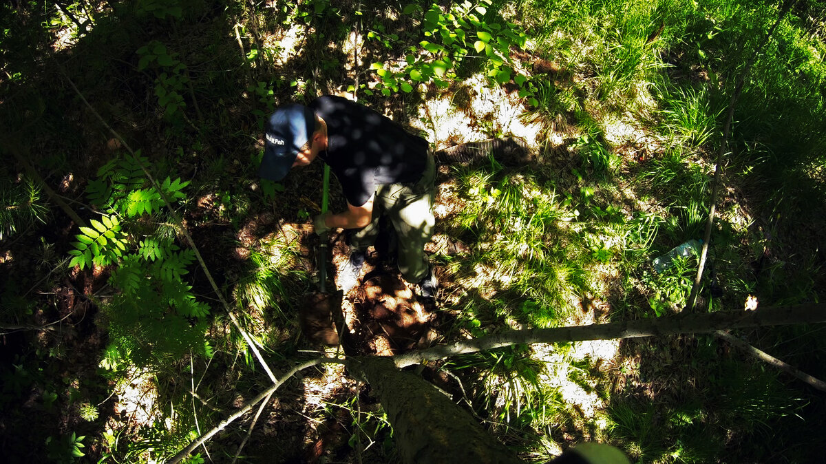 Раскапываю яму