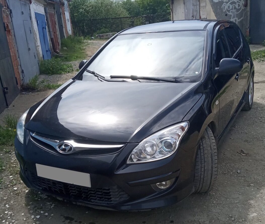 Hyundai i30 первого поколения, продавался на Российском рынке с 2007 по 2011 год, в 2010 году хэтчбеку был проведен рестайлинг. Дорестайлинговые хэтчбеки были доступны с мотором 1.4 л. 107 л.с. и 1.