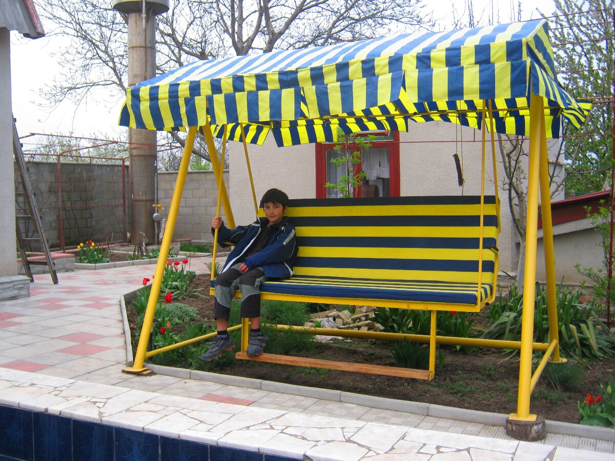 Внуку нравятся качели(фото из архива автора)