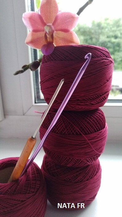 Часть пряжных запасов подружки, крючки и фаленопсис мои. Личное фото