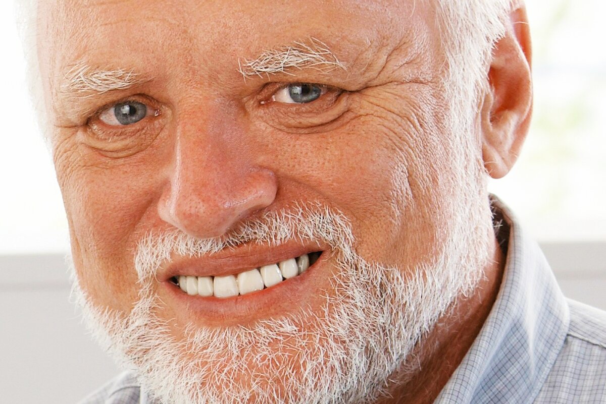 Улыбка, скрывающая боль.