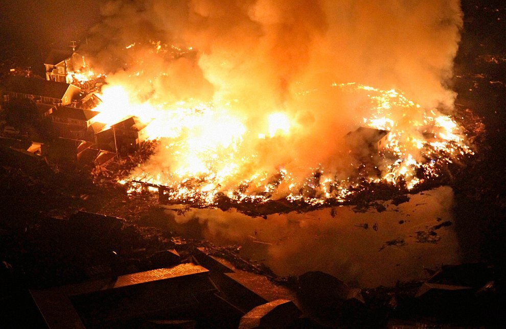 В декабре 1971 года, в самый день Рождества Христова – 25 числа, в одной из наиболее современных гостиниц Сеула (столицы Южной Кореи) «Дай-Юн-Как» вспыхнул пожар. Было десять часов утра, и большинство посетителей гостиницы находилось в ресторане на тринадцатом этаже. Это были аристократические гости, да и отель считался фешенебельным. Построенный три года назад, он отвечал всем требованиям сервиса. 
Собравшиеся на рождественский праздник уже поднимали бокалы. Но когда за празднично украшенным столом зазвучали торжественные тосты, в кафе-баре на втором этаже начался пожар. Сначала воспламенился разлитый на кухне из неисправного баллона жидкий пропан. От него мгновенно вспыхнул нейлоновый ковер, и по нему пламя сразу же вырвалось в зал, а потом быстро перелетело в вестибюль отеля. При этом в кафе от взрыва сразу же погибли три официантки, а четвертая получила тяжелейшие ожоги.

Из вестибюля – по коврам и пластиковой облицовке стен – огонь начал стремительно распространяться по всему зданию. Удушливый дым мгновенно заполнил лестничные площадки, шахты лифтов и начал проникать в гостиничные номера.

Среди посетителей и обслуживающего персонала поднялась паника. Люди метались по коридорам в поисках выхода, а огонь и дым преследовали их по пятам. Они задыхались в коридорах, в застрявших между этажами лифтах, у запасных выходов, которые оказались почему-то запертыми.

Пламя бушевало уже вовсю, но это было только начало: огонь стремительно набирал силу. Через несколько минут 21-этажное здание «Дай-Юн-Как» превратилось в пылающий факел. Со страшным грохотом лопались стеклянные полотнища, разбрызгивая во все стороны раскаленные осколки. В оконных проемах появились молящие о помощи люди. Некоторые, обезумев от страха и ужаса, кидались вниз и разбивались о мостовую или о крыши более низких соседних зданий. Один мужчина, в полубеспамятстве, выбросился из окна вместе с матрацем, видимо, решив, что это смягчит удар. И он был не одинок. Сорок трупов было потом подобрано на мостовой.

Вся имеющаяся в Сеуле пожарная техника была стянута к горящему отелю. Но водяные струи подавались с земли или с площадок коленчатых подъемников, и это мало повлияло на тушение пожара. Да и воды, как это часто бывает, оказалось недостаточно.

Часть людей была эвакуирована с помощью пожарных лестниц, но ни одна из них не поднималась выше восьмого этажа. Подгоняемые огнем и дымом некоторые постояльцы смогли добраться до плоской крыши отеля. Но и здесь они не могли найти спасения, хотя над горящей гостиницей и кружили вертолеты. Однако огромные клубы дыма и мощные потоки раскаленного воздуха не позволяли вертолетам настолько приблизиться к зданию, чтобы можно было на крышу или в окна бросить спасательные веревки. Вертолеты смогли оказать помощь лишь нескольким людям, но один из них не удержался на веревке и упал со стометровой высоты.

Пламя бушевало несколько часов, и за это время сгорело все, что только могло сгореть. Только через восемь часов пожарные в теплоотражательных костюмах и под прикрытием водяных струй смогли проникнуть в выгоревшую гостиницу. На потрескавшемся цементе перекрытий, на скрюченных металлических балках и прутьях они находили обугленные трупы. Очень много жертв было обнаружено в коридорах и номерах отеля.

Чудом удалось выжить престарелому дипломату с острова Тайвань. Его видели еще раньше: закутанный в одеяло, он стоял в окне одиннадцатого этажа. Ему пытались сбросить с вертолета спасательную веревку, но безуспешно. А обнаружили его потом сидящим по шею в воде в наполненной ванне. Чудом уцелевшего дипломата доставили в больницу. Конечно, большую роль в этом чуде сыграло самообладание этого человека. Но не в меньшей степени это можно объяснить какой-то причудливой случайностью, игрой воздушных потоков, которые избавили сидящего в ванне человека от удушья.

Сеульскую катастрофу по количеству жертв и размеру нанесенного ущерба до сих пор считают одной из самых страшных трагедий, когда-либо постигавших гостиницы. Расследуя ее причины, полиция Сеула задержала десять человек, подозреваемых в упущениях, которые привели к столь гибельным последствиям. Директора и владельца гостиницы обвинили в том, что они нарушили правила строительства и игнорировали требования пожарной безопасности. При строительстве неточно были обозначены места запасных выходов, а для отделки отеля были использованы легковоспламеняющиеся материалы. Так, например, подвесные потолки, стены в коридорах и вестибюле были отделаны рисовой бумагой, рисовой соломкой и деревянными панелями, поэтому пожар и распространился так стремительно.

Здание «Дай-Юн-Как» было каркасного типа в форме латинской буквы «L». Оно состояло из двух вертикальных секций высотой в 21 этаж каждая. Длина одного крыла была 47 метров, другого – 54 метра, и разделялись секции кирпичной стеной. В одном крыле располагалась гостиница, в другом – служебные помещения нескольких южнокорейских и иностранных фирм. В гостиничной секции только одна лестница была единственным путем эвакуации, потому что только она одна выходила в вестибюль.

Гостиничные и коммерческие части здания были оборудованы системами пожарной сигнализации кнопочного типа, но прямой связи сигнализационных устройств с пожарной командой не было. Сейчас уже, конечно, невозможно установить, нажимал ли кто-нибудь вообще эту сигнальную кнопку.