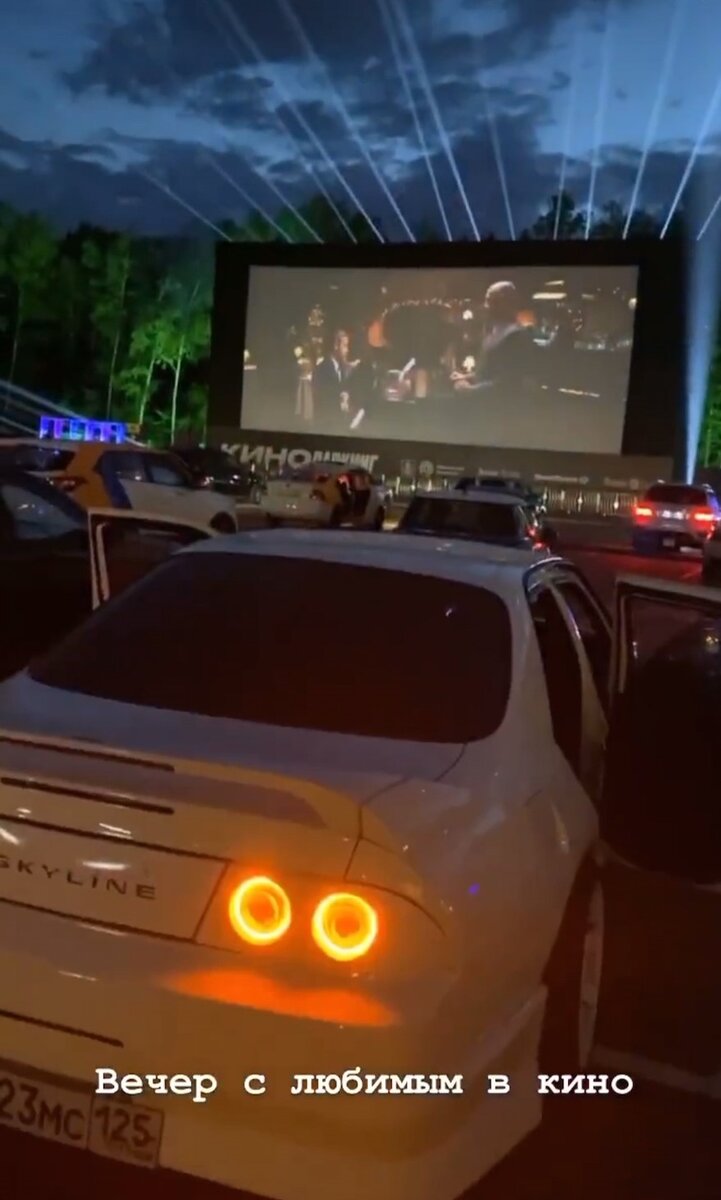 Я и мой любимый Nissan Skyline смотрим фильм под открытым небом.