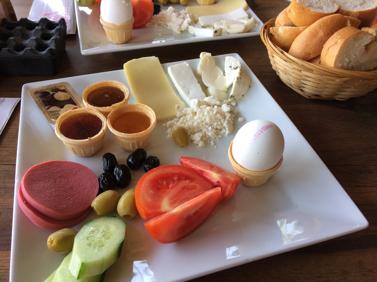 Позавтракать в краснодаре. Завтрак в гостинице. Завтраки в отелях. Вкусный завтрак. Турецкий завтрак.