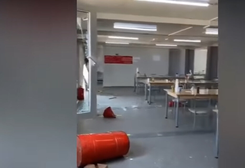 В офисах ломали все, что попадалось под руку