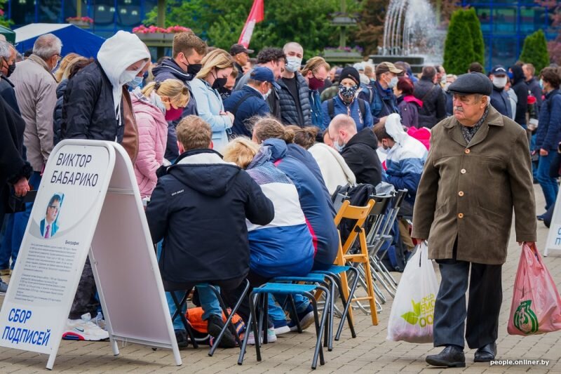 На Комаровском рынке выстраивались километровые очереди, чтобы поставить подпись за альтернативных претендентов, Onliner