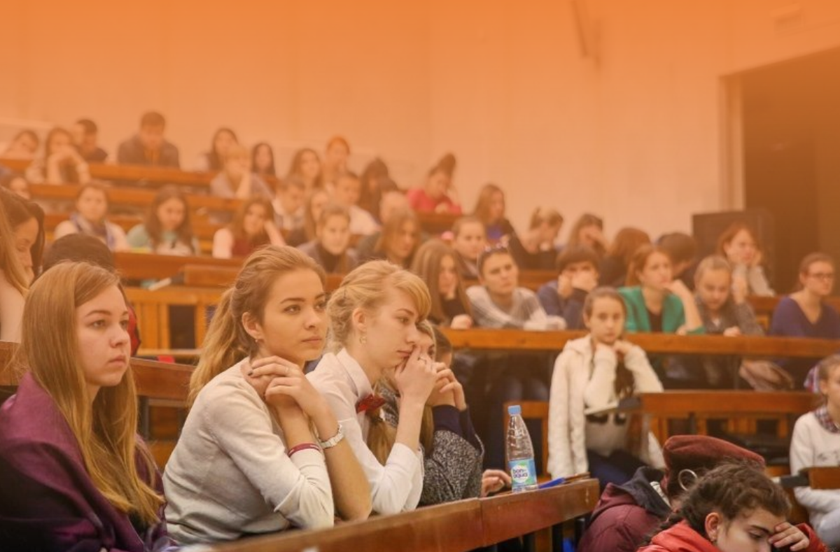 Ли абитуриент. Университет из фильма. Поступать ли в вуз. Сложно ли поступить в вуз. Вузы недосчитались абитуриентов.