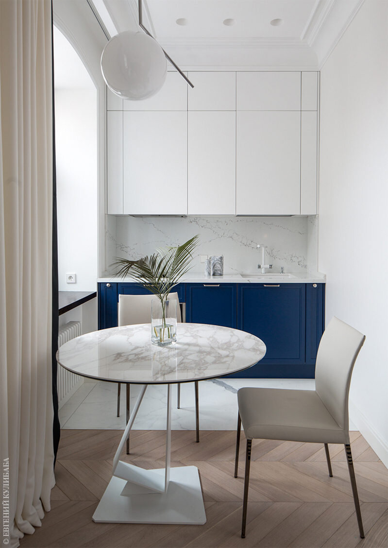 Кухня в квартире по дизайну бюро "Однушечка". Гарнитур, Aster Cucine; стол, Cattelan Italia.