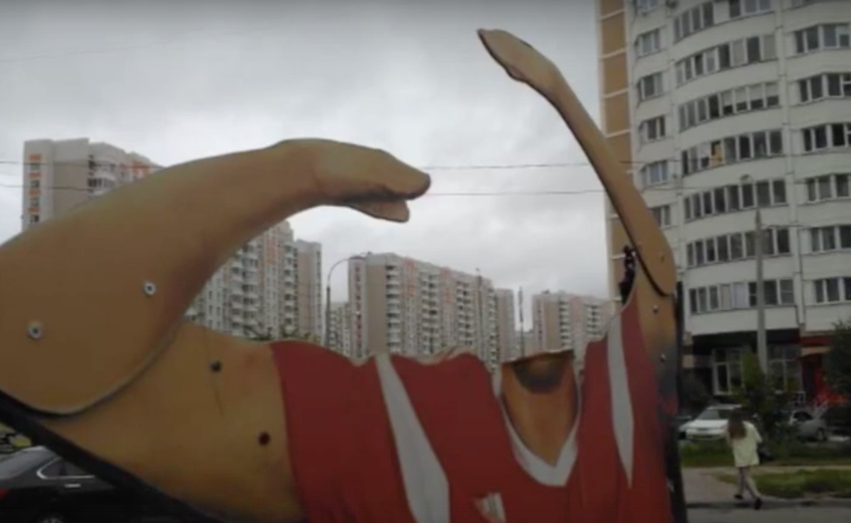 Обезглавленная фигура Артема Дзюбы в Подольске. Скриншот с видео телеграм-канала Mash