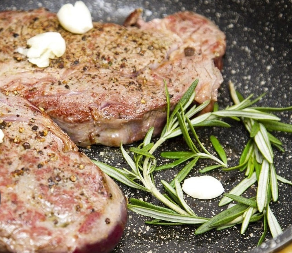 Горячий, жареный, сочный, ароматный стейк