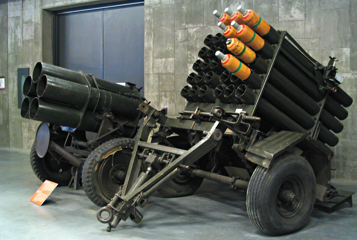 Системы "Nebelwerfer" (слева) и "Land Mattress" (справа) 