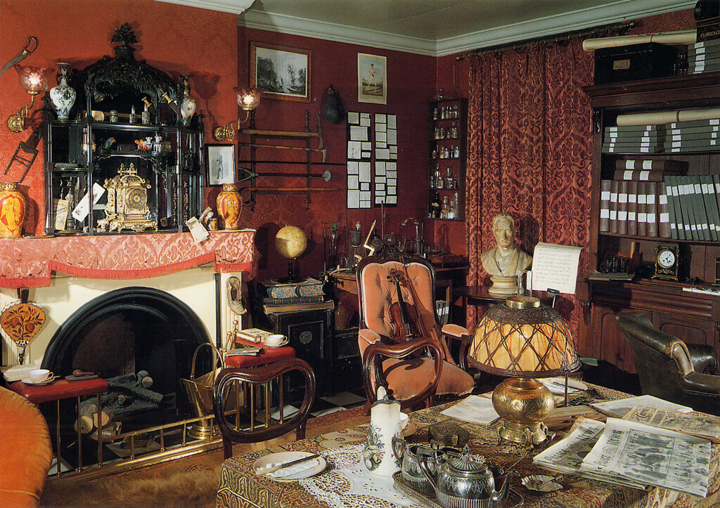 Ощущение, будто хозяева квартиры только что покинули её, и сейчас, видимо, ловят очередного хитрого преступника на улицах Лондона.