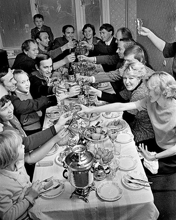 Ну как-то так в 8о-е отмечали праздники коллективом. Прообраз нынешних корпаративов. Подписывайтесь на канал. Мне интересны ваши коментарии.