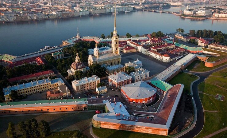 Санкт-Петербург является одним из самых красивых городов мира. Три года подряд он занимает первую строчку в рейтинге самых культурных городов мира, обгоняя при этом Париж, Лондон и Нью-Йорк. Сюда приезжают не только российские туристы, но и ценители красоты со всех уголков мира. В настоящее время в городе есть множество мест, которые стоит посетить всем туристам. Среди представленного списка будут как известные всем достопримечательности, так и те, о которых не всегда знают даже жители города.