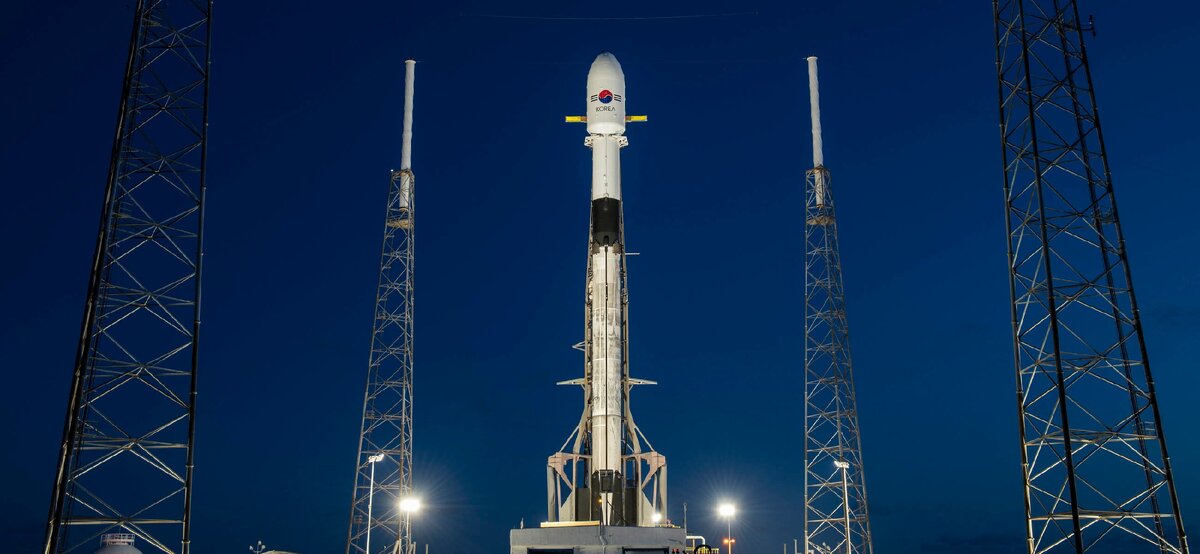 Falcon 9 с аппаратом Anasis-II перед запуском (источник: SpaceX)