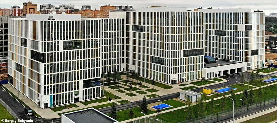 Многопрофильный медицинский центр в Новой Москве поселке Коммунарка  стал основным учреждением, куда помещают граждан с подозрениями на коронавирус. Для размещения людей на карантин и оказания медицинских услуг в больнице в Коммунарке выделено два специальных корпуса. Направления в Коммунарку выдают врачи при подозрении на коронавирус.