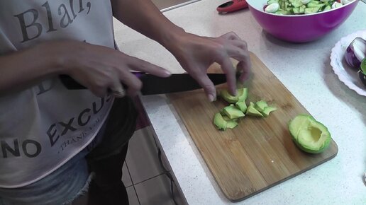 Салат из авокадо с крабовыми палочками