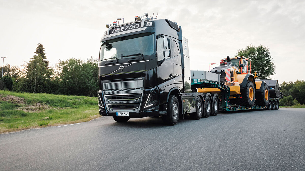 тот не особо бросающийся в глаза грузовик можно запросто встретить в дорожном потоке. Или встать с ним на одном светофоре. Сразу и не поймёшь, что это — самый мощный в мире серийный магистральный тягач, допущенный на дороги общего пользования. Только шильдик с мощностью выдаёт флагманскую версию Volvo FH16, текущее поколение которого выпускается с 2012 года, а в этом году пережило плановое обновление.  Под кабиной такого Volvo FH16 750 — рядный 6-цилиндровый турбодизель D16К объёмом 16 л, с которого шведы сняли 750 лошадиных сил и 3550 Нм. Больше мощности пока не предлагают ни европейские (ближайший соперник — шведская 730-сильная Scania R730), ни американские конкуренты. Автоматизированная 12-ступенчатая коробка передач I-Shift «бережёт» себя и трансмиссию, для чего автоматика мониторит нагрузки и выпускает на волю весь «табун» только на магистралях и на затяжных подъёмах.

Обычные прицепы такие супертягачи таскают редко — под такие задачи их чаще покупают из соображений престижа. Главное же их назначение — возить особо тяжёлые сцепки. Например, работать лесовозом или таскать «скандинавские» 25-метровые автопоезда. Или возить всевозможный «негабарит» вроде деталей мостов, тяжёлой строительной техники или промышленного оборудования. Volvo заявляет, что FH16 750 способен буксировать автопоезд общим весом до 250 тонн. Кстати, несколько таких дорестайлинговых 750-сильных тягачей есть и в России. Товар штучный, так как узкоспециальный и дорогой: до обновления за двухосник просили примерно 163 000 евро, а четырёхосная версия тянула уже минимум на 200 000 евро. Обновлённые версии явно будут ещё дороже.