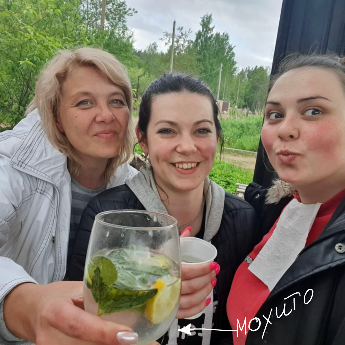 Мохито:  капелюшка джина, выжатые лаймы и лимоны, много мяты и спрайт. Обалденная вещь!