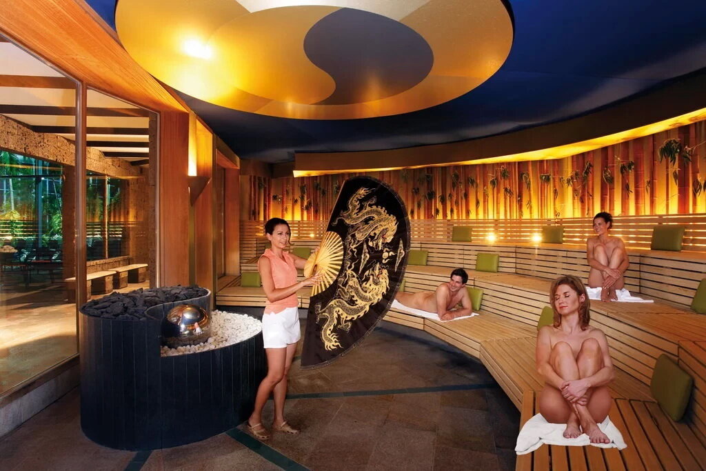 Веера также используются в #БАШКИРСКОЙ-Бане-Юрте для опахивания гостей эфирными маслами