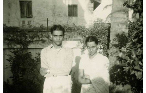 Источник: https://sun9-25.userapi.com/c626524/v626524668/15ad6/UtQeDzEaJKU.jpg  Сриниваса Рамануджан с женой