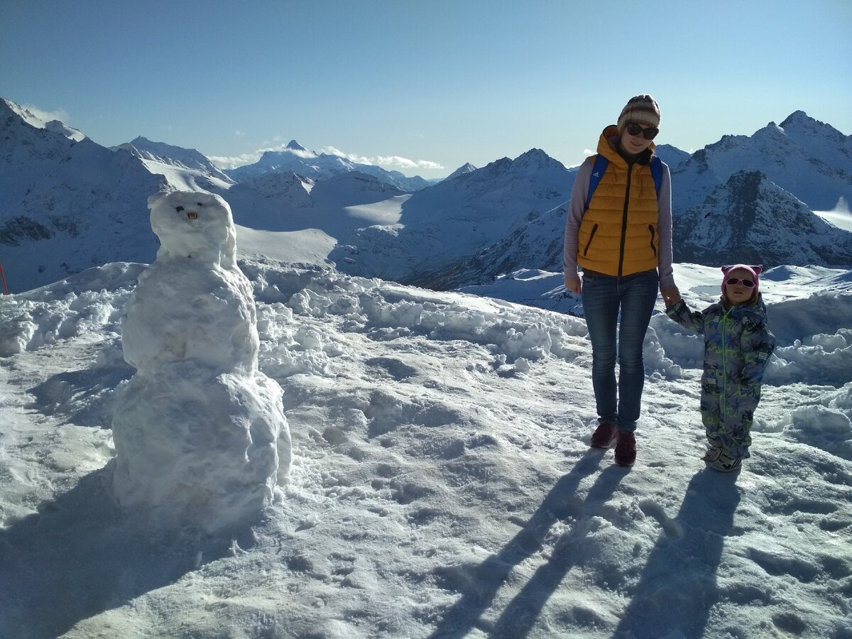 Мы с дочкой на Эльбрусе. Путешествия по России любим давно :-)