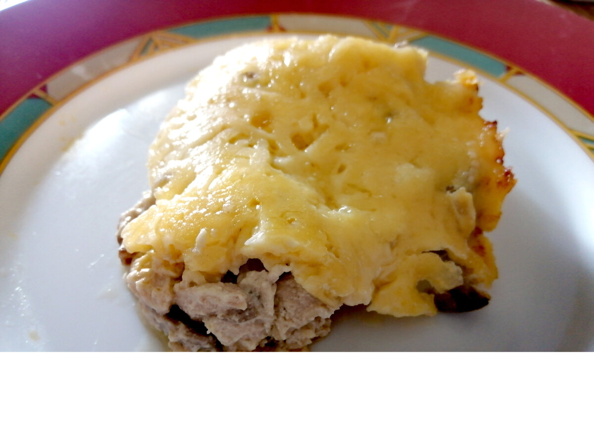 Чем не жульен?! Курица с грибами запеченные под сырной шапкой
