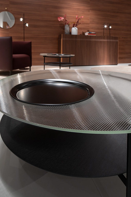 Двухярусный OMURO. Топ - стекло, нижний ярус - дубовый шпон