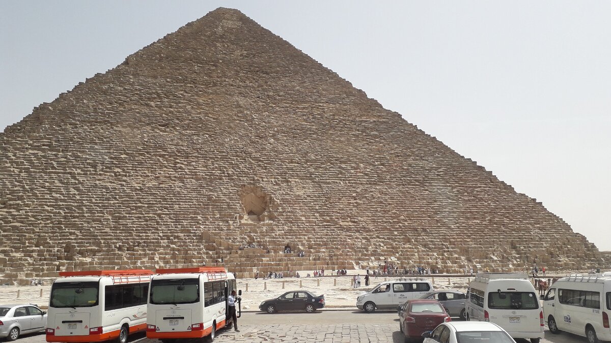 Египетская пирамида в живую выглядит более угрожающей, чем на фото 