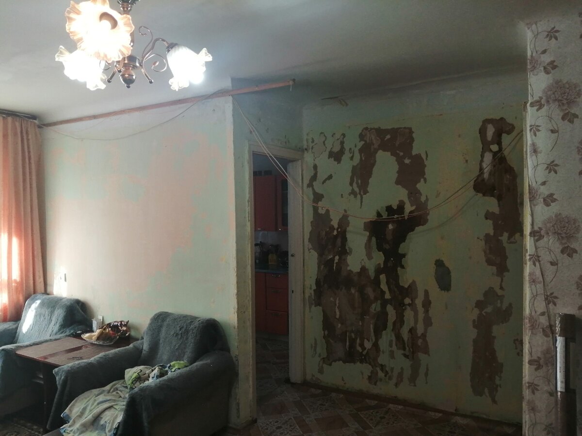 ковер висел на стене где стоят кресла