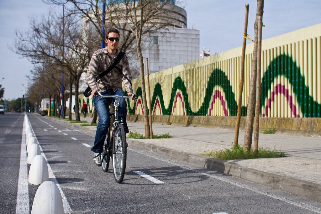 Велосипедная дорожка возраст. Велодорожка Осло. Амстердам велодорожки. Велодорожки в Нью-Йорке. Велосипедные дорожки в городе.