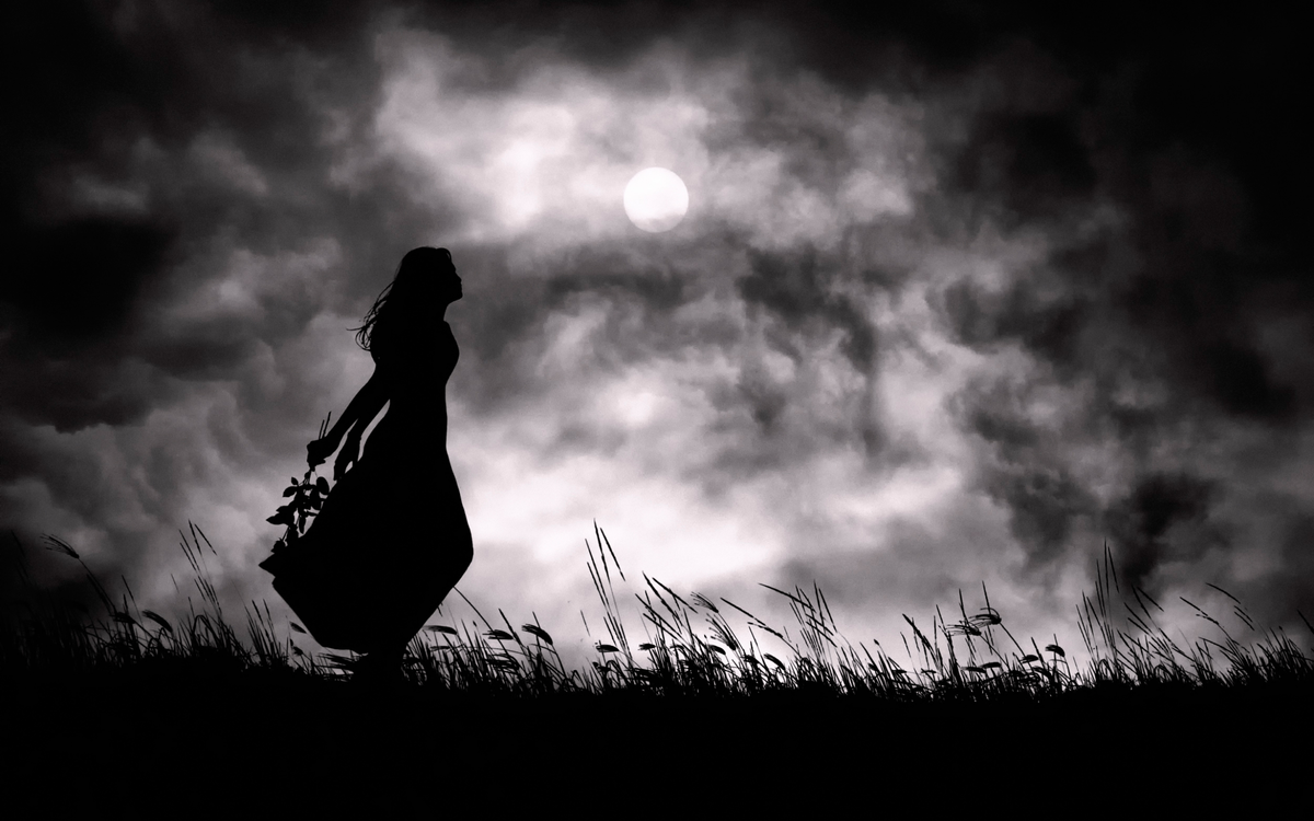 Ветер врываясь, в клочья разносит,
 Всё, что давно отслужило своё!
Медного неба, сизую проседь,
Я наблюдаю в окошко моё.
Тучи раздулись, монтажною пеной,
Грозно нависли за крыши держась,
Эхо от грома, коснулось вселенной,
Молния стрелами в землю вонзясь!
Хлёстко, как плетью, дрогнули струны,
Ливнем накрыло, дома и кусты,
По тротуарам потоком безумным,
Тронулись реки, сбивая мосты.
Как же прекрасна стихия лихая!
Сколько в ней страсти, желанья, огня!
Всю эту мощь из окна наблюдая,
Знаю Бог создал, мир для меня!
Елена Бурматова. 2020.