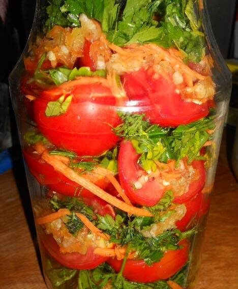 5. Теперь смешайте измельченные ингредиенты с помидорами, добавьте уксус, сахар, соль и приправы и отправляйте по стерилизоанным баночкам. Я хранил один год такие заготовки под капроновыми крышками в холодном месте - простояли четыре месяца.